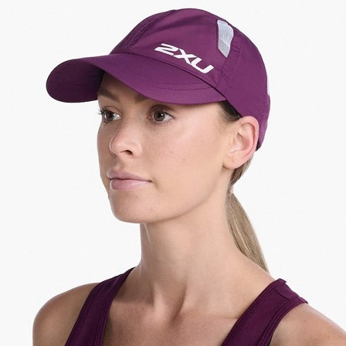 2XU Run Cap Beet WHite